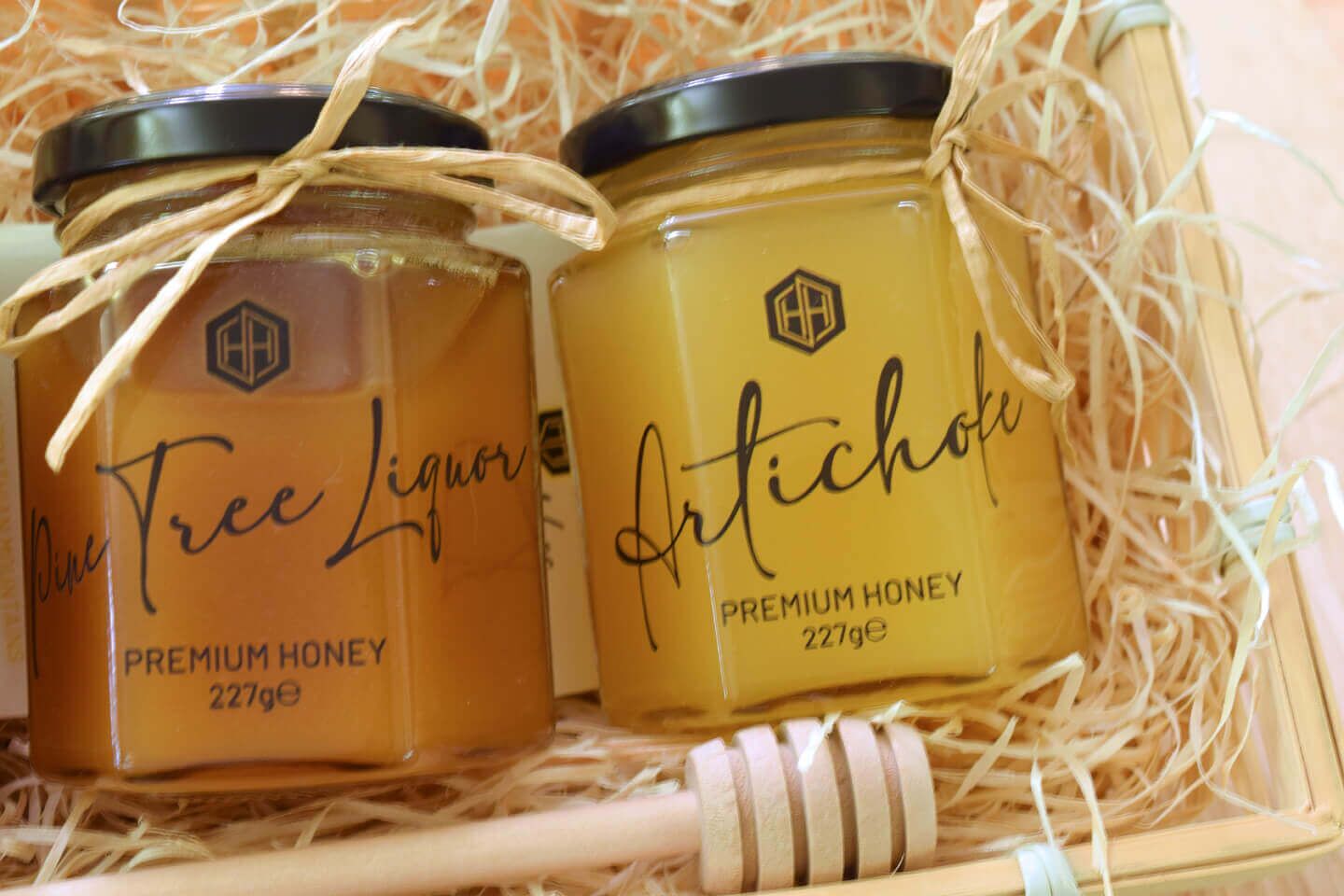 3Mountain02 - Honey Hills - Online artisan shop with delicious, rare raw mountain honey varieties Two jars of premium honey, Pine Tree Liquor and Artichoke, in a gift basket.